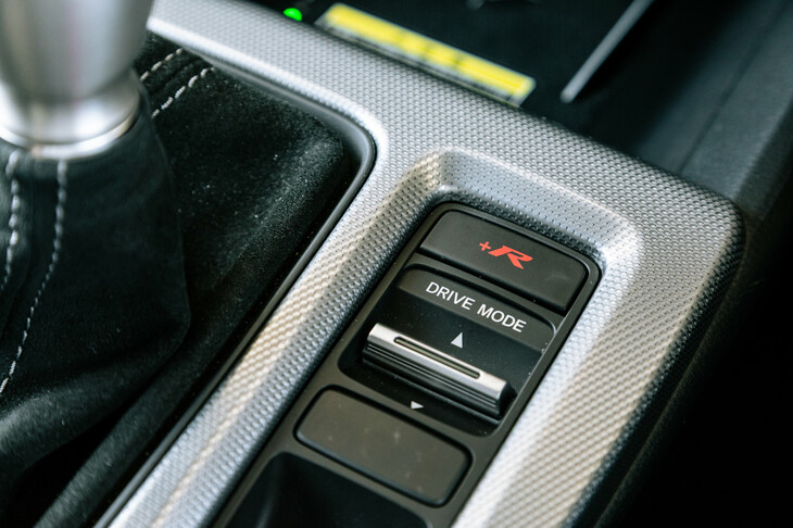 クローズドコースなどでお世話になるだろう「＋Rモード」のスイッチ。運転操作に対する応答性を最大化したモードで、スタビリティーコントロールの一部の機能を完全に停止させることもできる。
