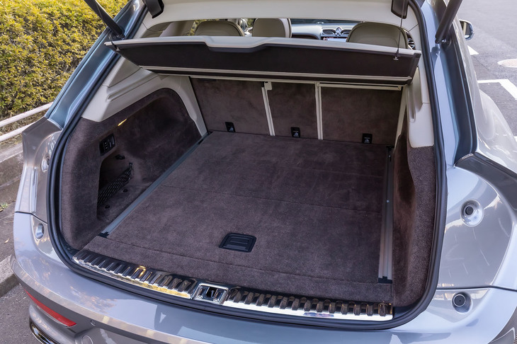 5人乗り仕様のラゲッジスペース容量は484リッター。荷室内の左側面にあるスイッチで、荷物の積み下ろしが容易になるよう車高を下げることができる。