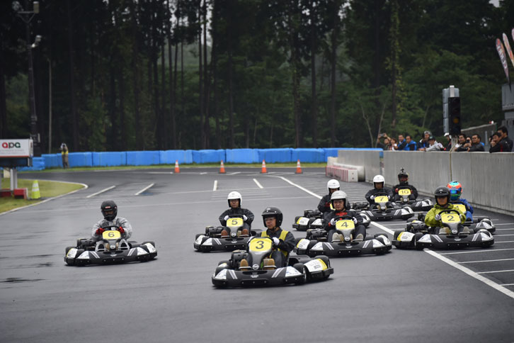 決勝のスタートシーン。webCGチーム（ゼッケン5番）は2番グリッドからスタートしたのだが、早くもポジションを下げている。