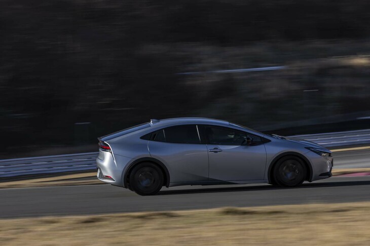 サーキットを駆け抜ける姿は、まるでスポーツカーのよう。リアアクスルに独立型モーターを持つ4WD車では、後輪が路面を蹴るさまが如実に体感できた。