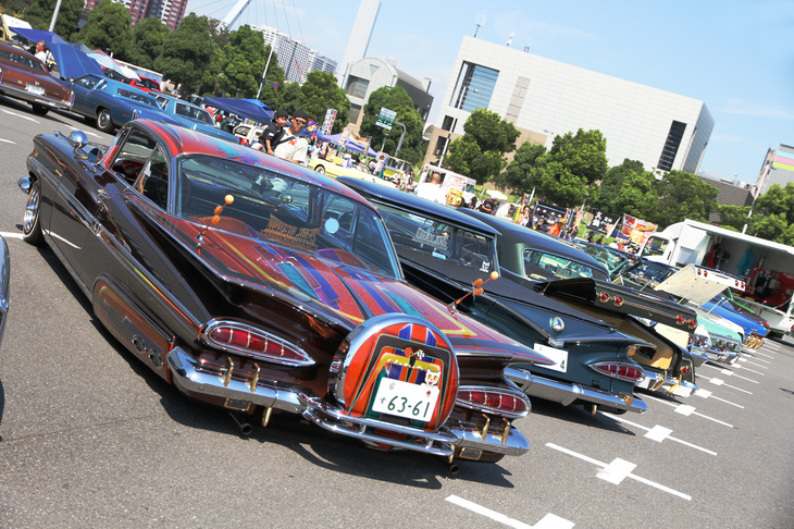 後ろから眺めたローライダー群。手前は1959年「シボレー・インパラ」で、その隣は基本構造を共有するピックアップの「シボレー・エルカミーノ」。