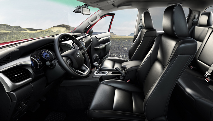 「ハイラックス」5人乗りダブルキャブのインテリア。