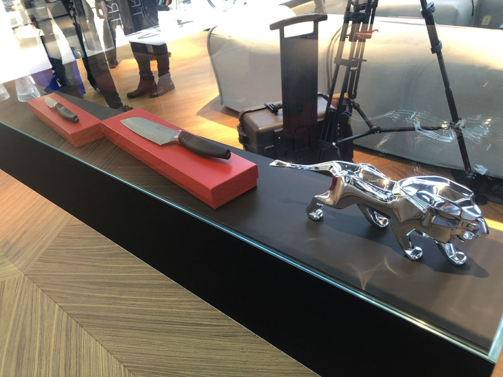 お隣のプジョーブースで。同ブランドの源流のひとつは鋼（はがね）製造。塩・こしょうひきは有名だが、「包丁」までモーターショーに持ち出すとは。