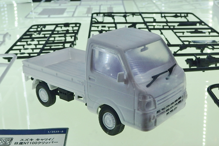 トミーテックのプラモデルブランドであるモデラーズスピリットの、1/35「スズキ・キャリイ／日産NT100クリッパー」の試作品。1/35ながら、シャシーはかなり精密に表現されていた。発売時期、価格ともに未定。