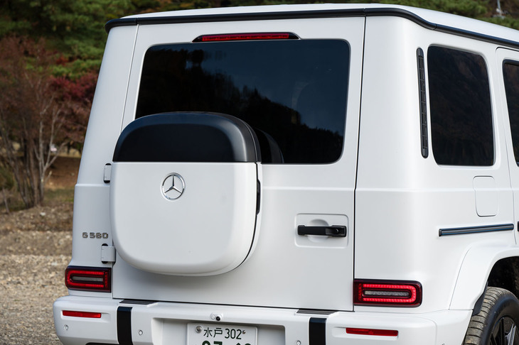 リアのスペアタイヤに代えて収納ボックスを装備。ウィンドウエリアに合わせてボディー同色とブラックに塗り分けられている。