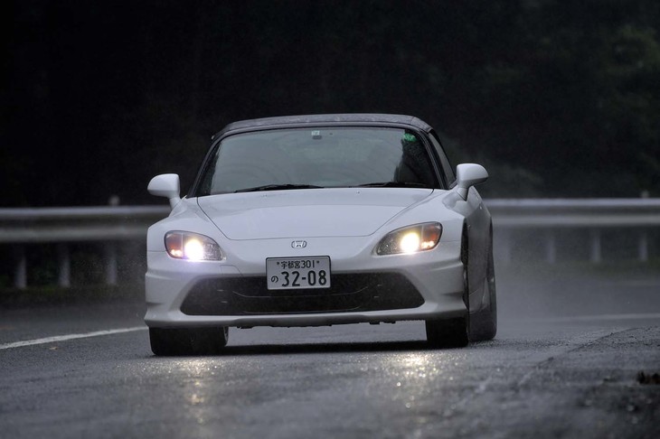 【ホンダS2000＜20周年記念純正アクセサリー装着車＞のスペック】
	ボディーサイズ：全長×全幅×全高＝4135×1750×1285mm／ホイールベース：2400mm／車重：1250kg／駆動方式：FR／エンジン：2リッター直4 DOHC 16バルブ／トランスミッション：6段MT／最高出力：250PS（184kW）/8300rpm／
	最大トルク：218N・m（22.2kgf・m）/7500rpm／タイヤ：（前）215/45R17 91Y／（後）245/40R1791Y（ブリヂストン・ポテンザS007A）／燃費：12.0km/リッター（10・15モード）／車両本体価格：338万円（新車販売当時）
	
	【取材時の燃費データ】
	テスト距離：255.9km（市街地1：高速道路7：山岳路2）／使用燃料：30.1リッター（ハイオクガソリン）／参考燃費：8.5km/リッター（満タン法）