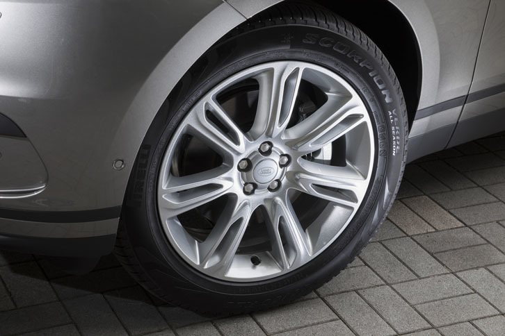 「レンジローバー ヴェラール」には、大きさやデザインの異なる全17種類のホイールが用意される。写真は、テスト車の「20インチ スタイル7014アロイホイール」。