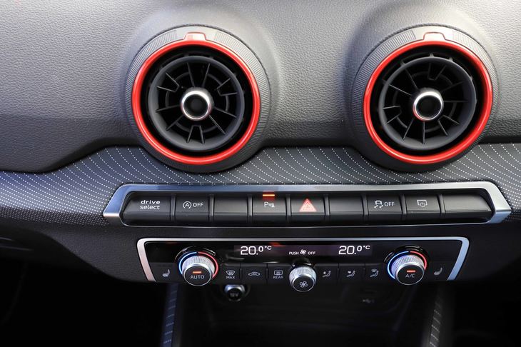 各種コントローラーのタッチパネル化を推し進めているアウディだが、「SQ2」の操作系はコンベンショナルな“押しボタン”が主となっていた。
