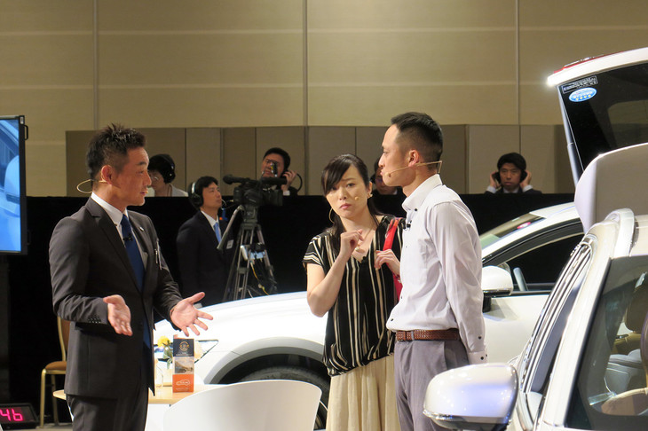 続いてやってきたのは、「今はBMWに乗っている」という夫婦。旦那さんはスタッフの説明に熱心に耳を傾けるが、奥さんは退屈そうに、ショールーム内をうろうろし始める。