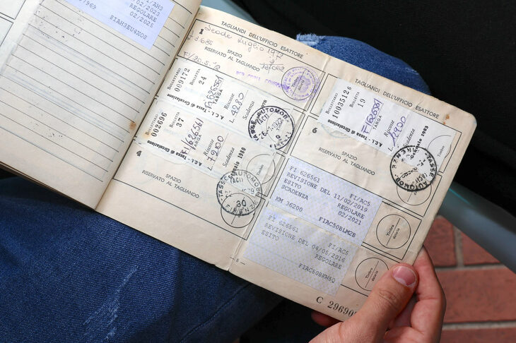 イタリアで法定車検を受けるたびに添付されてきた証紙が連なっている。