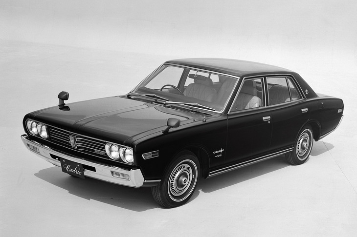 日産は1966年にプリンスを吸収合併。「セドリック／グロリア」は、1971年に登場した230型から設計を共にする姉妹車となった。写真は「セドリック2600GX」。