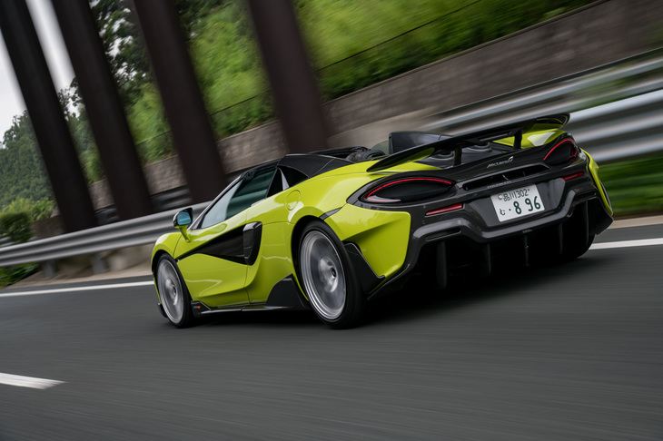 「600LTスパイダー」の動力性能は、0-100km/h加速が2.9秒、最高速は、オープン時が315km/h、クローズド時が324km/hと公称されている。