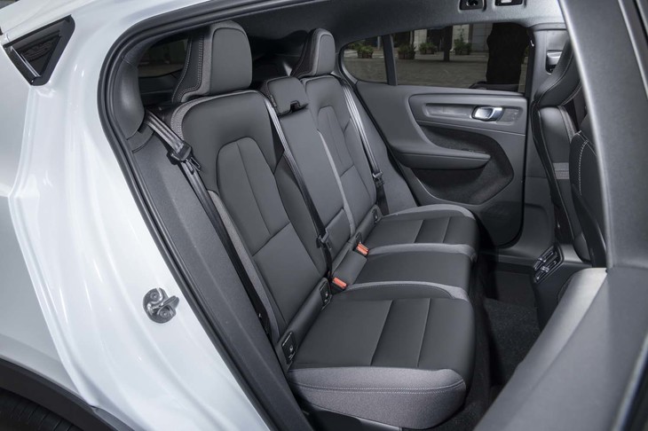 ルーフが寝ているため「C40リチャージ」の後席ヘッドレストは天井すれすれ。大人でも問題なく座れるが、「XC40リチャージ」のほうが広々としているのは間違いない。