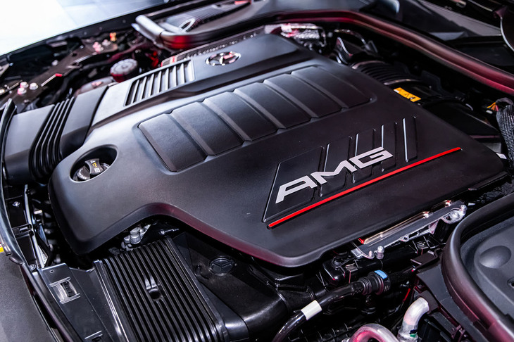 「AMG GT53 4MATIC＋（ISG）ファイナルエディション」は、最高出力435PS、最大トルク520N・mの3リッター直6ターボエンジンに、同22PS、同250N・mのISG（インテグレーテッドスタータージェネレーター）と電動スーパーチャージャー、48V電源システムを組み合わせたマイルドハイブリッドユニットを搭載する。