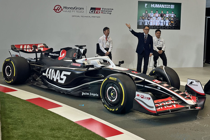 発表会場に姿を見せた、MoneyGram Haas F1 TeamのF1マシンと同チーム代表小松礼雄氏（写真左端）。左から2人目は、トヨタ自動車会長の豊田章男氏。