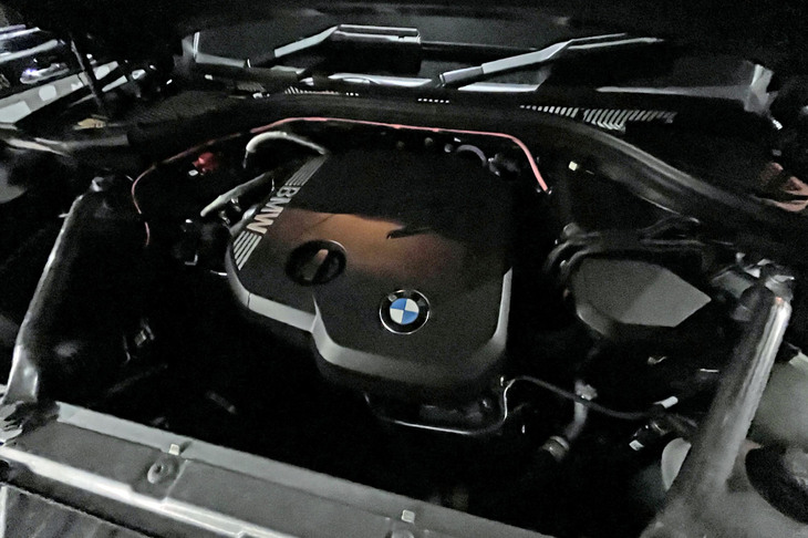 最高出力197PS、最大トルク400N・mの2リッター直4ディーゼルターボには、48Vマイルドハイブリッドシステムが組み合わされる。トランスミッションは8段AT。