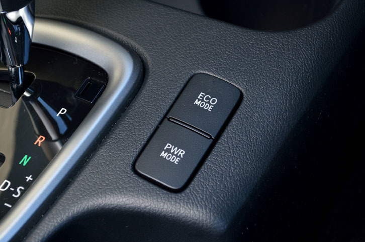 走行モードは、通常モードのほかに、燃費に配慮したエコモードと、ピックアップ重視のパワーモードが選べる。