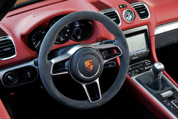 「ケイマンGT4」と同じ、直径360mmの小径ステアリングホイールが装着される。