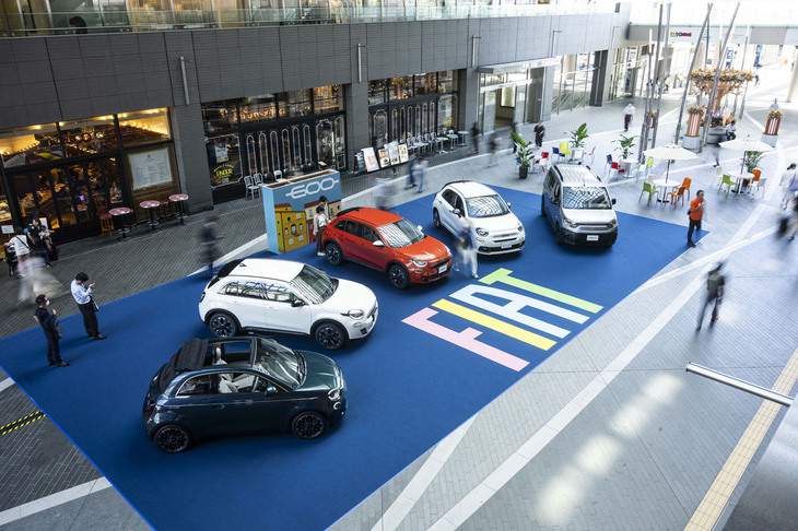 「フィアット600e」の発表記念イベントが開催されている東京・二子玉川ライズガレリアの様子。