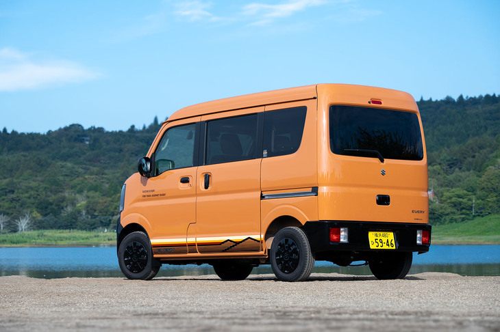 スズキには軽乗用ワゴン（5ナンバー）の「エブリイワゴン」もあるが、「Jリミテッド」は軽商用バン（4ナンバー）の「エブリイ」に設定される。