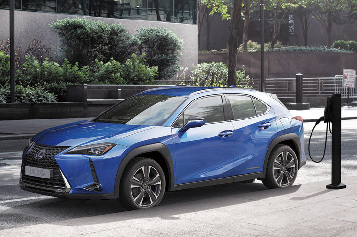 現時点でレクサスが販売している唯一のBEVである「UX300e」。580万円～635万円の価格で、2020年10月にデビューした。