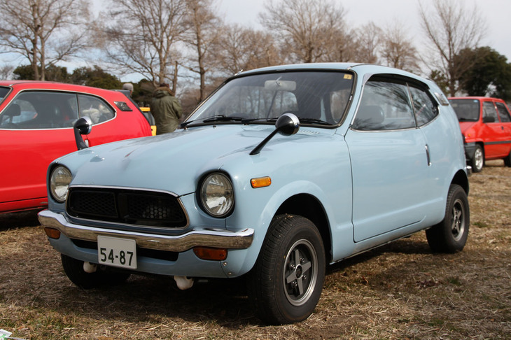 「ホンダZハードトップGSS」。初代Zは「N III 360」をベースに軽初のスペシャルティーカーとして1970年に誕生。翌1971年にベースを水冷エンジン搭載の初代「ライフ」に変更し、さらに1972年にはBピラーを取り去ったハードトップとなった。これはその最終型となるハードトップの、5段MTを備えたトップグレード。アルミホイールはノンオリジナル。