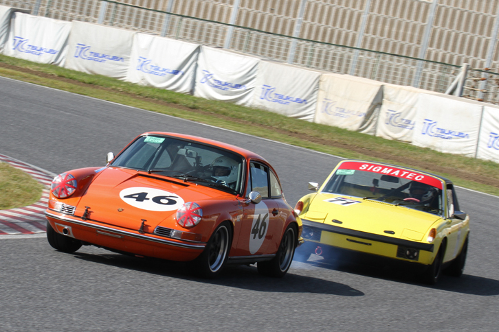 サスペンションの改造のみ許されたPレースで、デッドヒートを演じた1970年「ポルシェ911 2.2」と1970年「ポルシェ914-6」。911から白煙が出ている。これ以降ややスローダウンして914-6に抜かれ、最終的に914-6が総合4位、911が5位に入った。