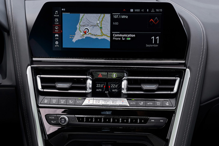 ドライバーインターフェイスはBMWの中でも最新のものとなっており、ボタンやタッチスクリーンによる操作はもちろん、音声認証やジェスチャーコントロールなども取り入れられている。