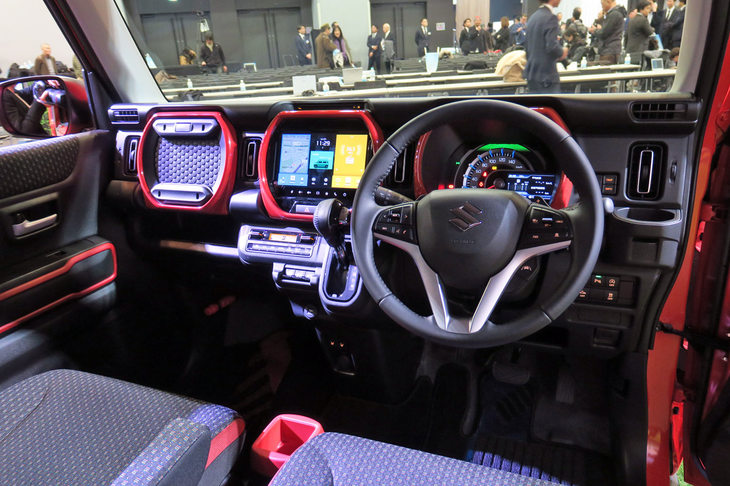 上級グレード「ハイブリッドXターボ」のインストゥルメントパネルまわり。各部のアクセントカラーは、車体色に応じて全3種類が用意される。