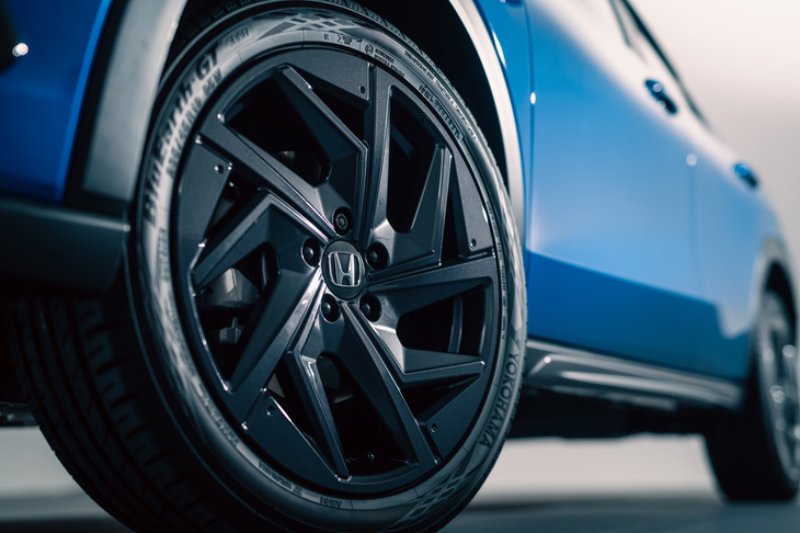 足もとには切削・ベルリナブラックの19インチアルミホイールを用意。今流行（はや）りの切削ホイールは、塗装箇所と切削箇所のコントラストを際立たせたものが主流だが、こちらはモノトーンの、シックで落ち着いたものとなっている。