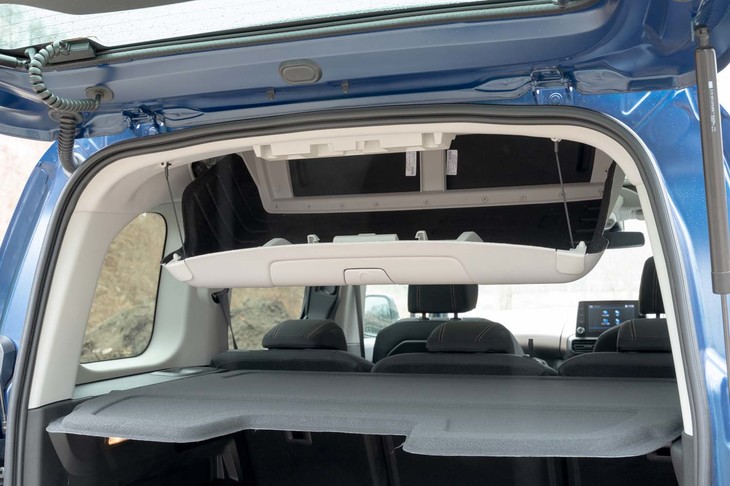 荷室の上部にはつり下げ式のシーリングボックスが備わる。前後から内部にアクセスできるのが便利だ。