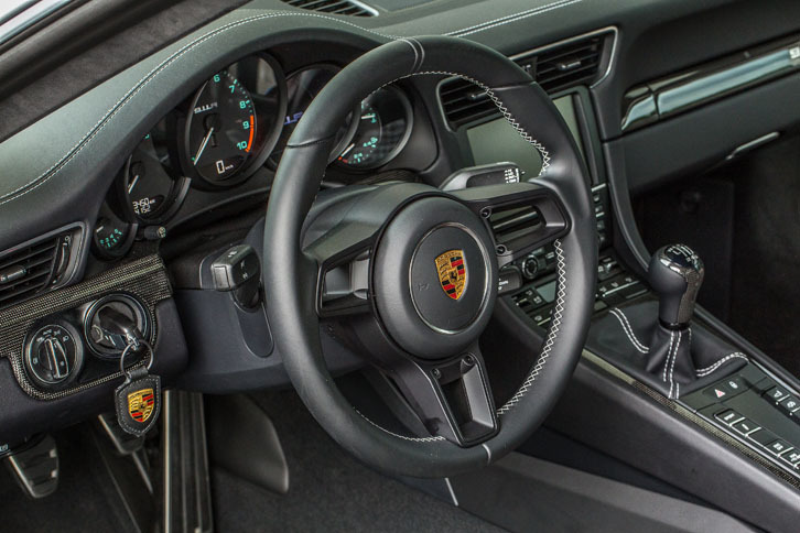 コックピットの様子。日本仕様車のハンドル位置は、左（写真）のほかに右も選べる。