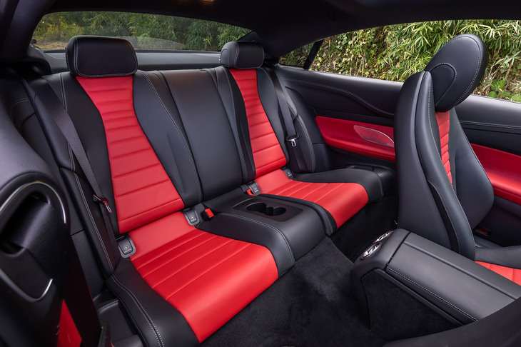 「エクスクルーシブパッケージ」を選択した際の内装色は、試乗車のクラシックレッド／ブラックのコンビネーションを含む5種類からチョイスできる。後席は2人乗り。クーペモデルながら身長約170cmの乗員が余裕をもって座れるスペースが確保されている。