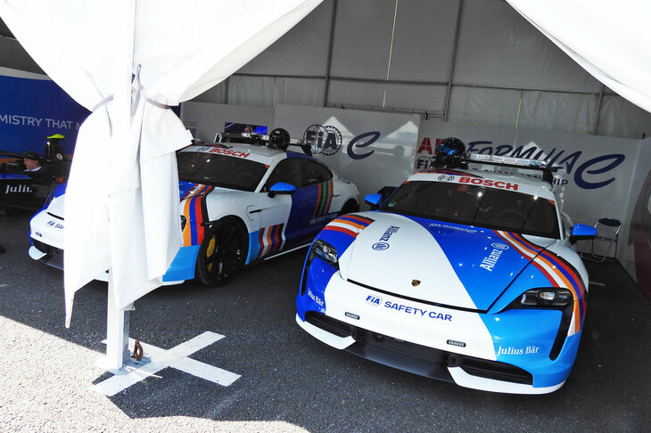 こちらのテントで休憩中なのは、フォーミュラEのセーフティーカー。電気自動車の「ポルシェ・タイカン ターボS」である。
