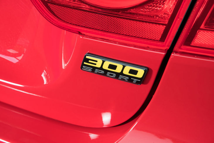 2019年モデルで追加された「300スポーツ」は、最高出力300psの2リッター直4ターボエンジンを搭載したグレード。同エンジンの搭載モデルとしては、ほかにも「Rスポーツ」「ポートフォリオ」の2種類が用意される。