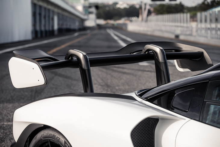 スワンネック式の支柱を介して取り付けられたリアウイング。フロントのエアロブレードともども可動式となっており、制動距離の短縮やダウンフォースの最大化、ドラッグの抑制などに寄与する。