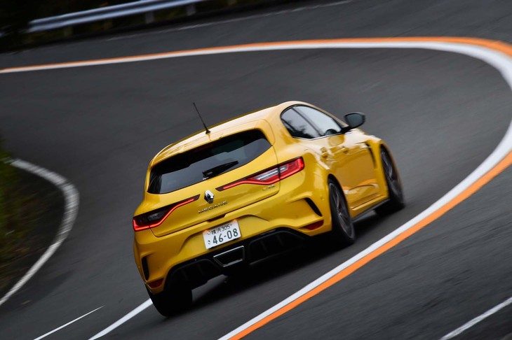 サーキット走行におけるコーナリングを想定し、車両の姿勢を積極的にコントロールできるトルセンLSDが標準装備されている。