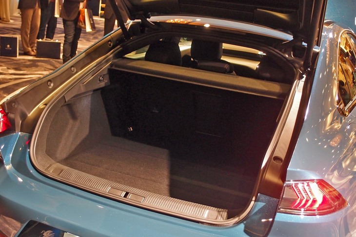 リアのラゲッジスペース。開口部の大きなバックドアが与えられている。