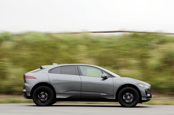 オプションのエアサスペンションには車高調整機能が備わっており、高速走行時に車高を下げて空気抵抗を抑えたり、オフロード走行時に車高を上げてロードクリアランスを高めたりできる。