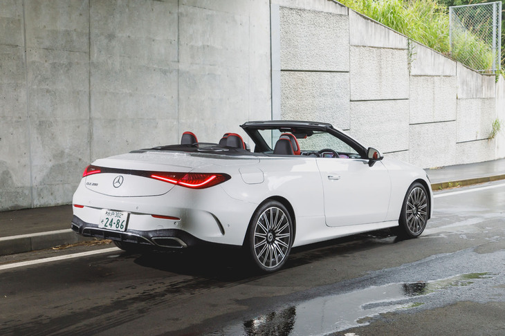 天候が今ひとつだったため、屋根のある場所でソフトトップを開けてみる。開閉に要する時間はそれぞれ20秒ほど。