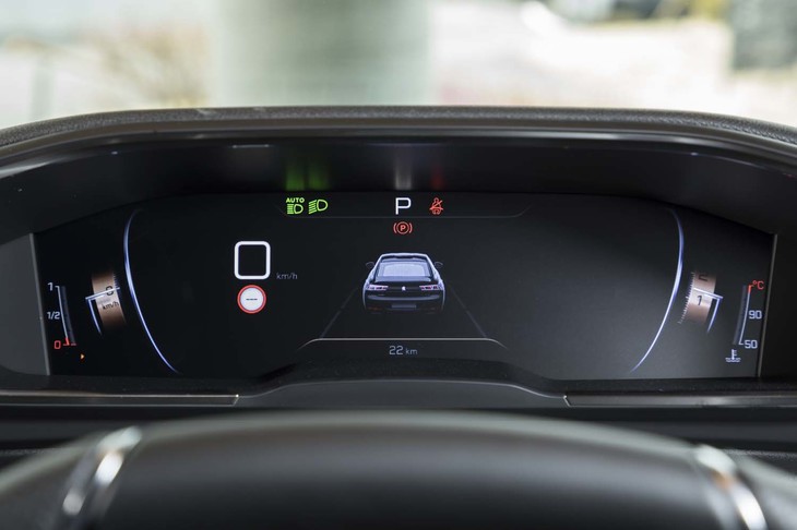 メーターパネルはフル液晶タイプ。基本的なデザインや表示する情報の内容は好みのものに変更できる。