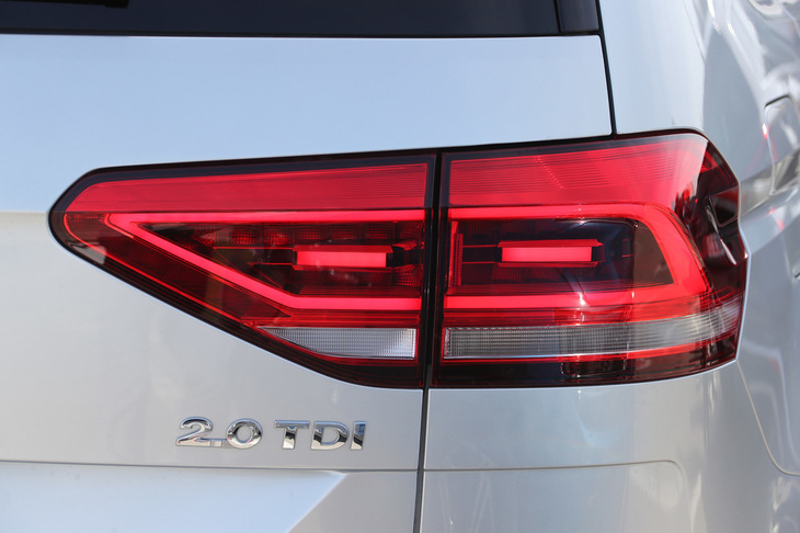 テールゲートに装着された「2.0 TDI」のバッジ。フォルクスワーゲンは2018年2月に「パサートTDI」を日本で発売。クリーンディーゼル車の導入を開始した。