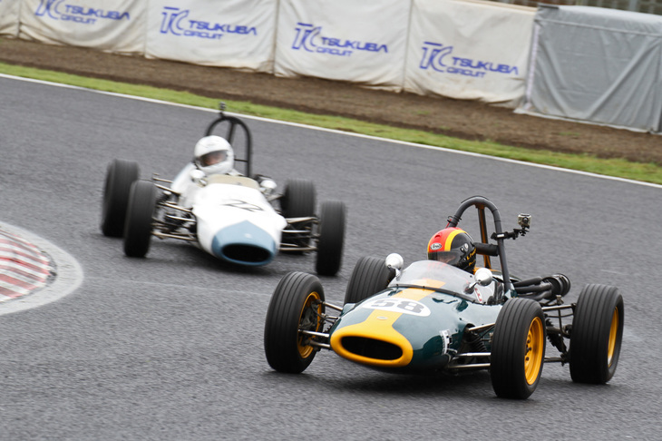 ヒストリックフォーミュラは、5周目にアクシデントにより赤旗中断した後に再スタートした。その第2レースにおける、1967年「ロータス51A」と1969年「タイタンMk4」によるトップ争い。最終的にこの位置関係のままゴールを迎えた。