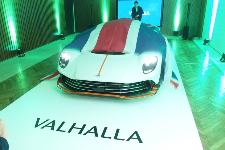 「アストンマーティン・ヴァルハラ」のアンベール。