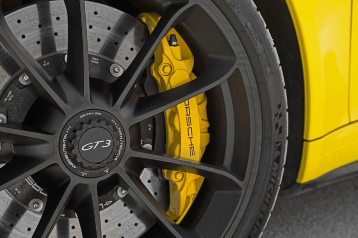 ホイールはセンターロック式。PDKとMTの両試乗車には、オプションの「ポルシェ・セラミック・コンポジット・ブレーキ（PCCB）」が装着されていた。