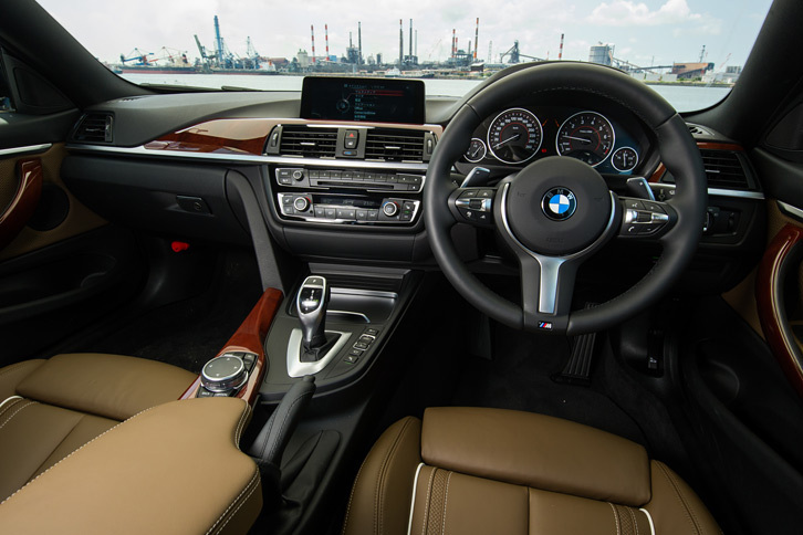 「440iクーペ Mスポーツ」のインストゥルメントパネルまわり。テスト車にはオプションで用意される「BMW Individual」のインテリアパッケージが採用されていた。