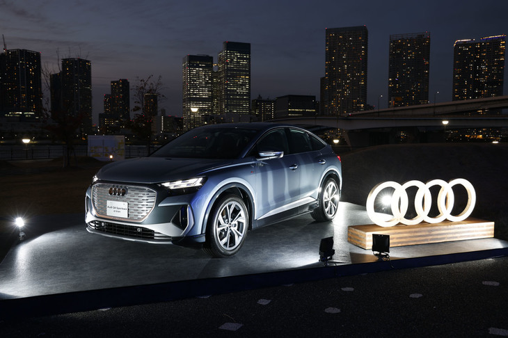 イベント会場となった新豊洲Brilliaランニングスタジアムの屋外に展示された「Q4スポーツバックe-tron」。