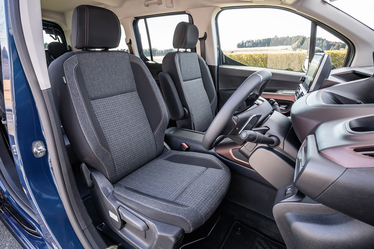 インテリアの仕立てはファブリックのブラウンツートンで、2列シートの「リフターGT」と同一のものとなる。助手席の背もたれには前方可倒機構が備わり、長尺物の収容にも対応する。