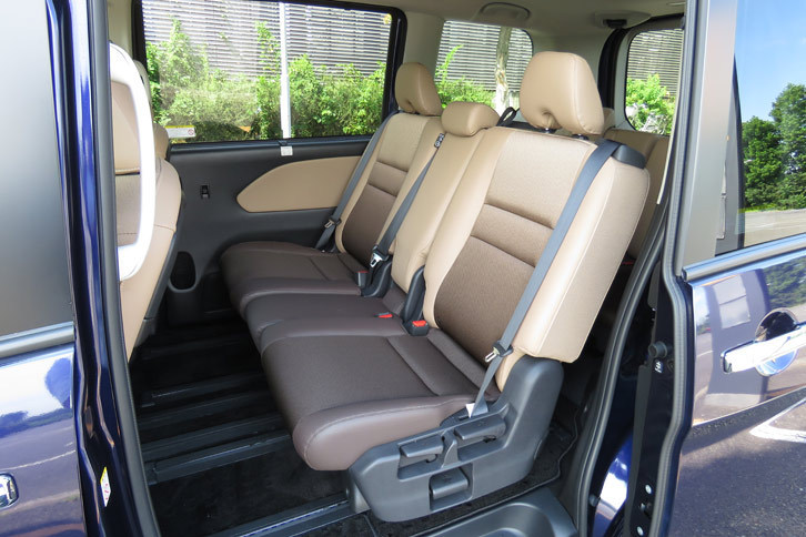 日産セレナG（2列目シート）