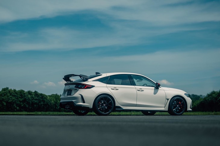 新型「シビック タイプR」は、2022年4月に鈴鹿サーキットでFF車最速のラップタイム（2分23秒120）を記録した。こうした事実があれば、あとは眺めているだけでも幸せになれるというものだ。